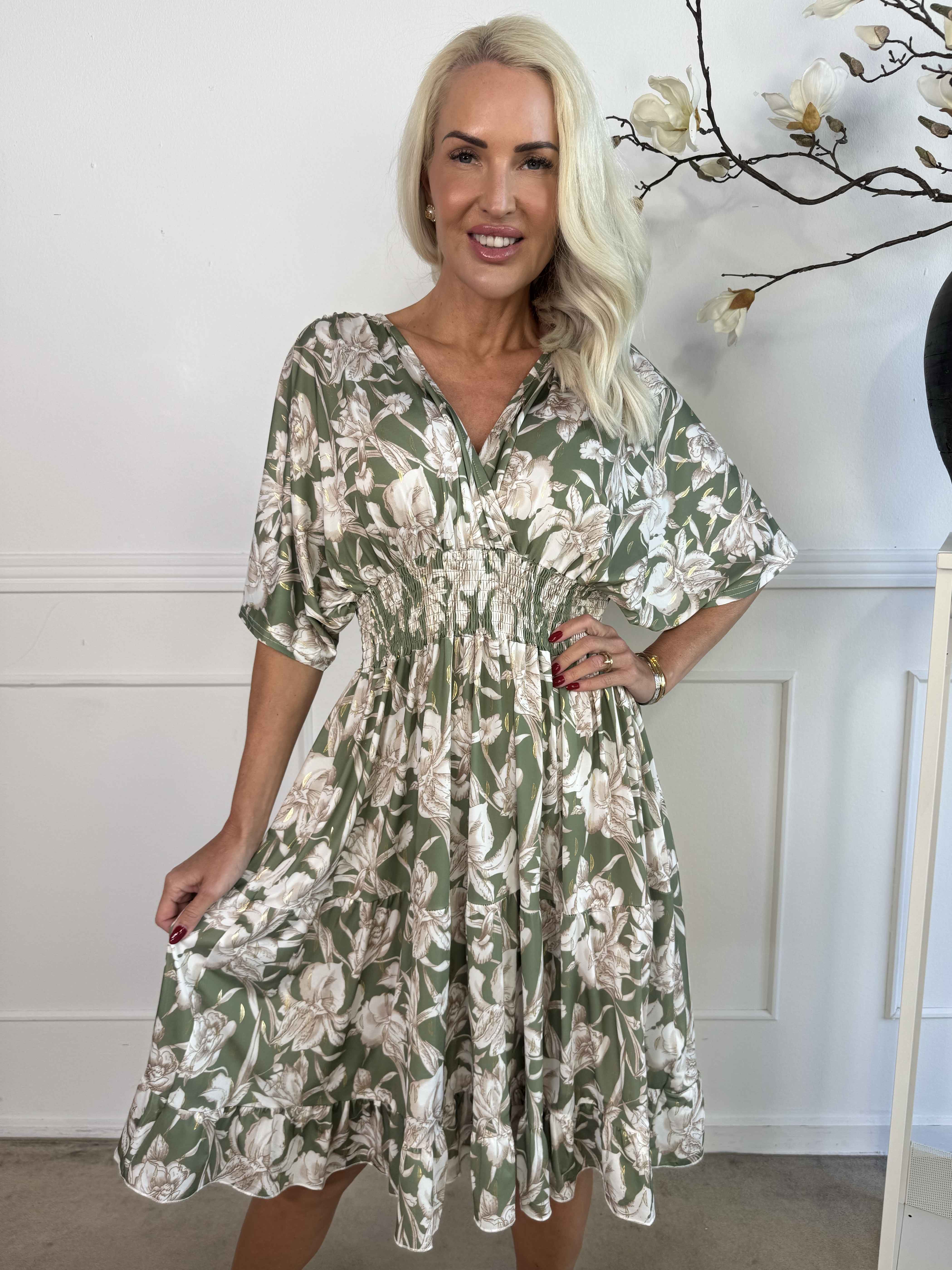 Angela - Elastisk kjole med elegante flæselag i skørtet